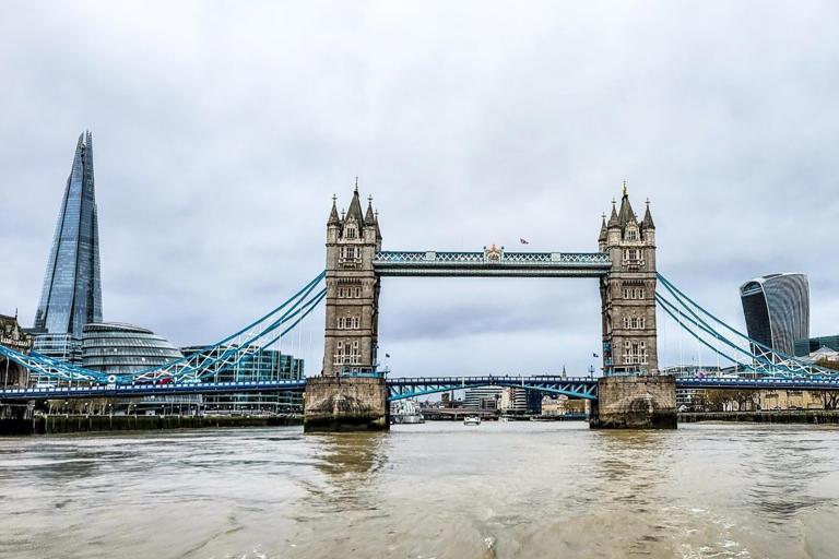 Planning a trip to the UK and looking for the best things to London? Check out this insider guide written by a local with London travel tips for you! 