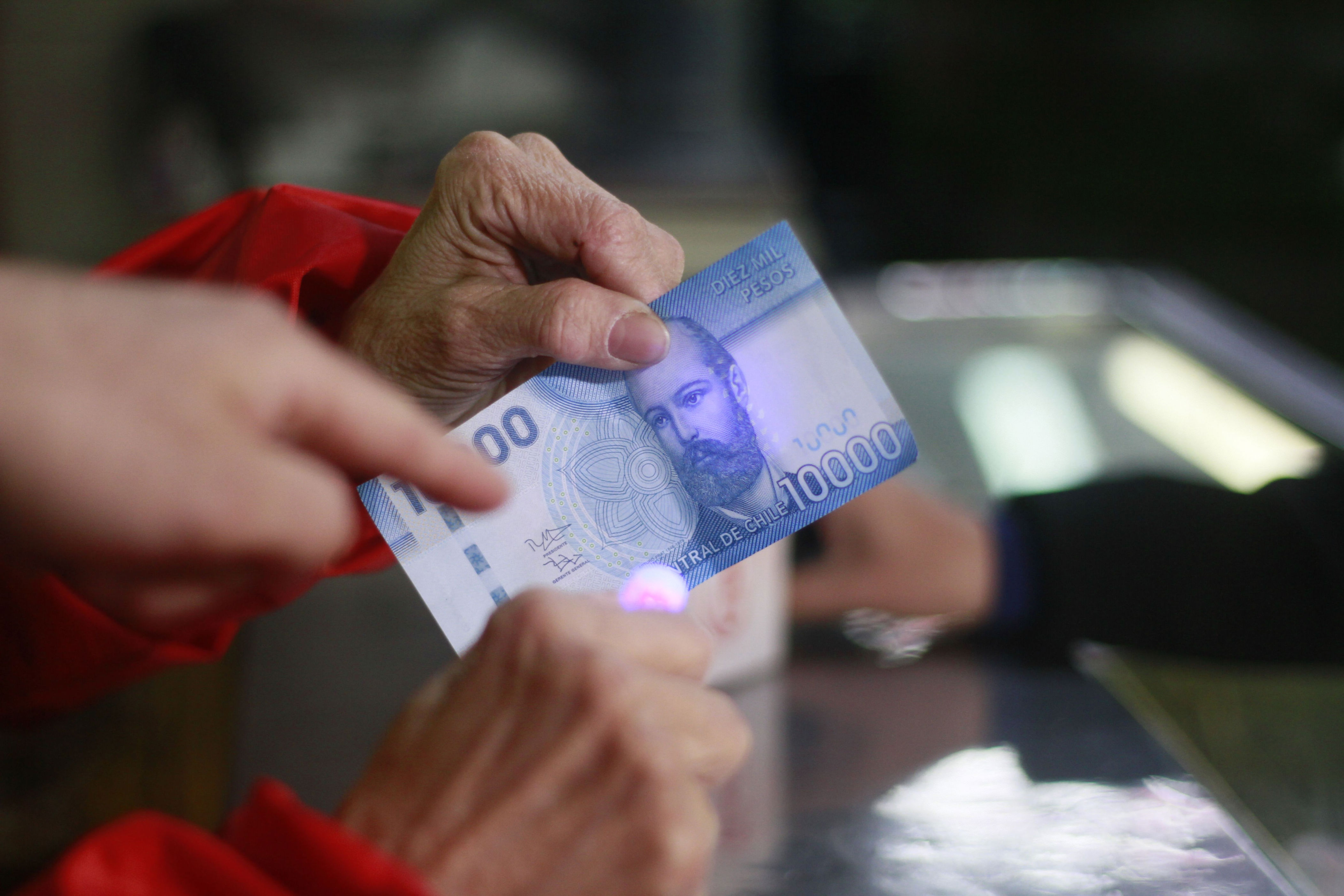 3 Pasos Para Identificar Billetes Falsos, Según El Banco Central De Chile