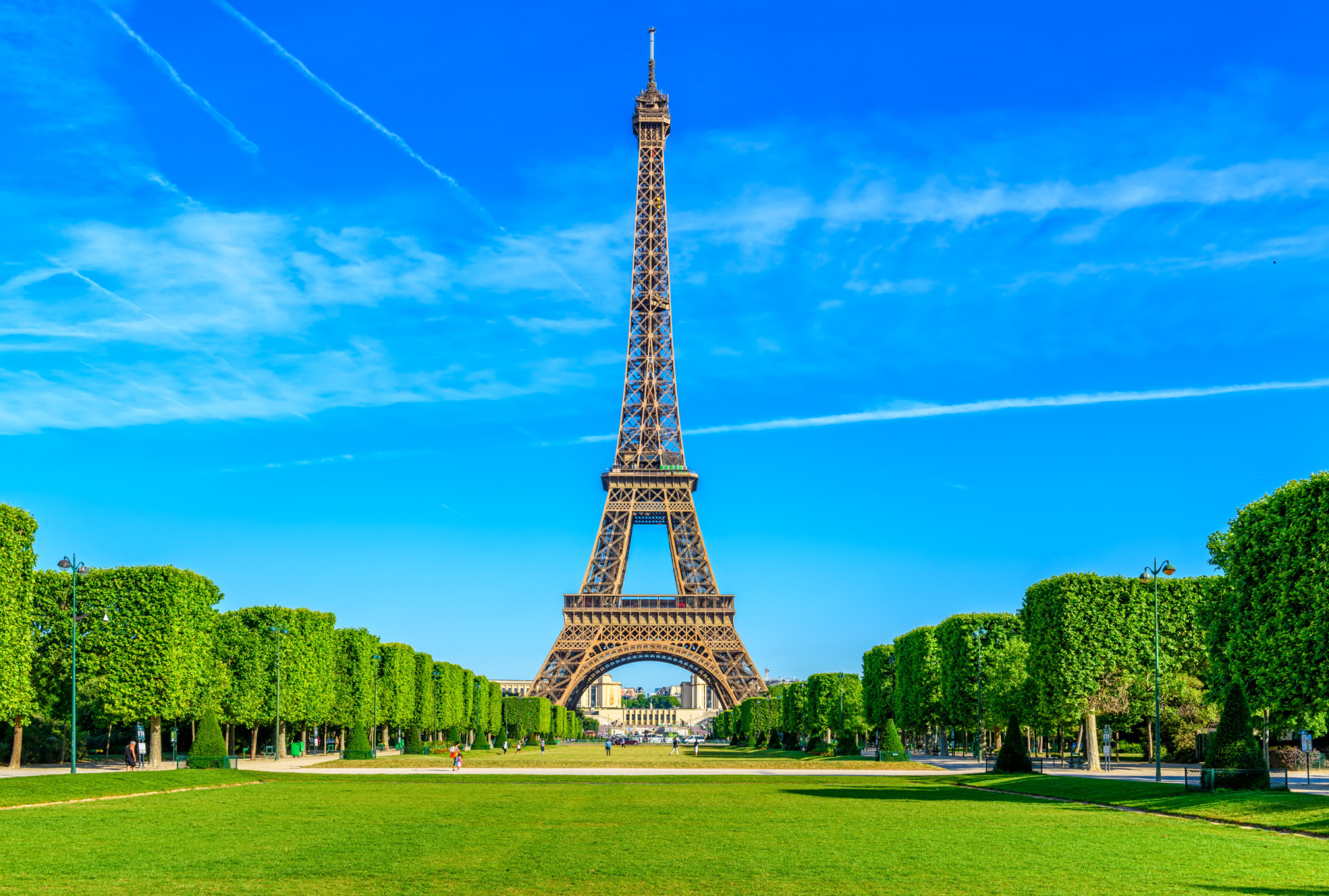 <p>The truth is that you won't be alone near the Eiffel Tower. So don't expect to get a picture without any tourists behind you.</p><p><a href="https://www.msn.com/en-us/community/channel/vid-7xx8mnucu55yw63we9va2gwr7uihbxwc68fxqp25x6tg4ftibpra?cvid=94631541bc0f4f89bfd59158d696ad7e">Follow us and access great exclusive content every day</a></p>