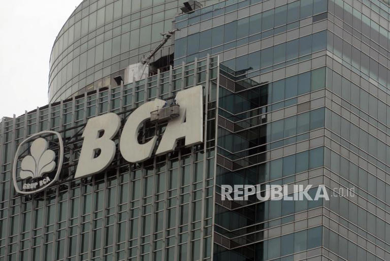 DBS bantah isu merger dengan BCA, saham BBCA berbalik turun