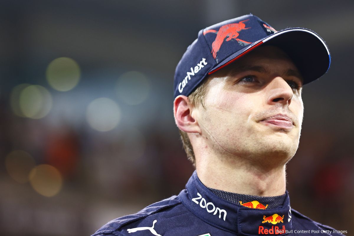 Ondertussen In De F1 Verstappen Omgetoverd Tot Barman Tijdens