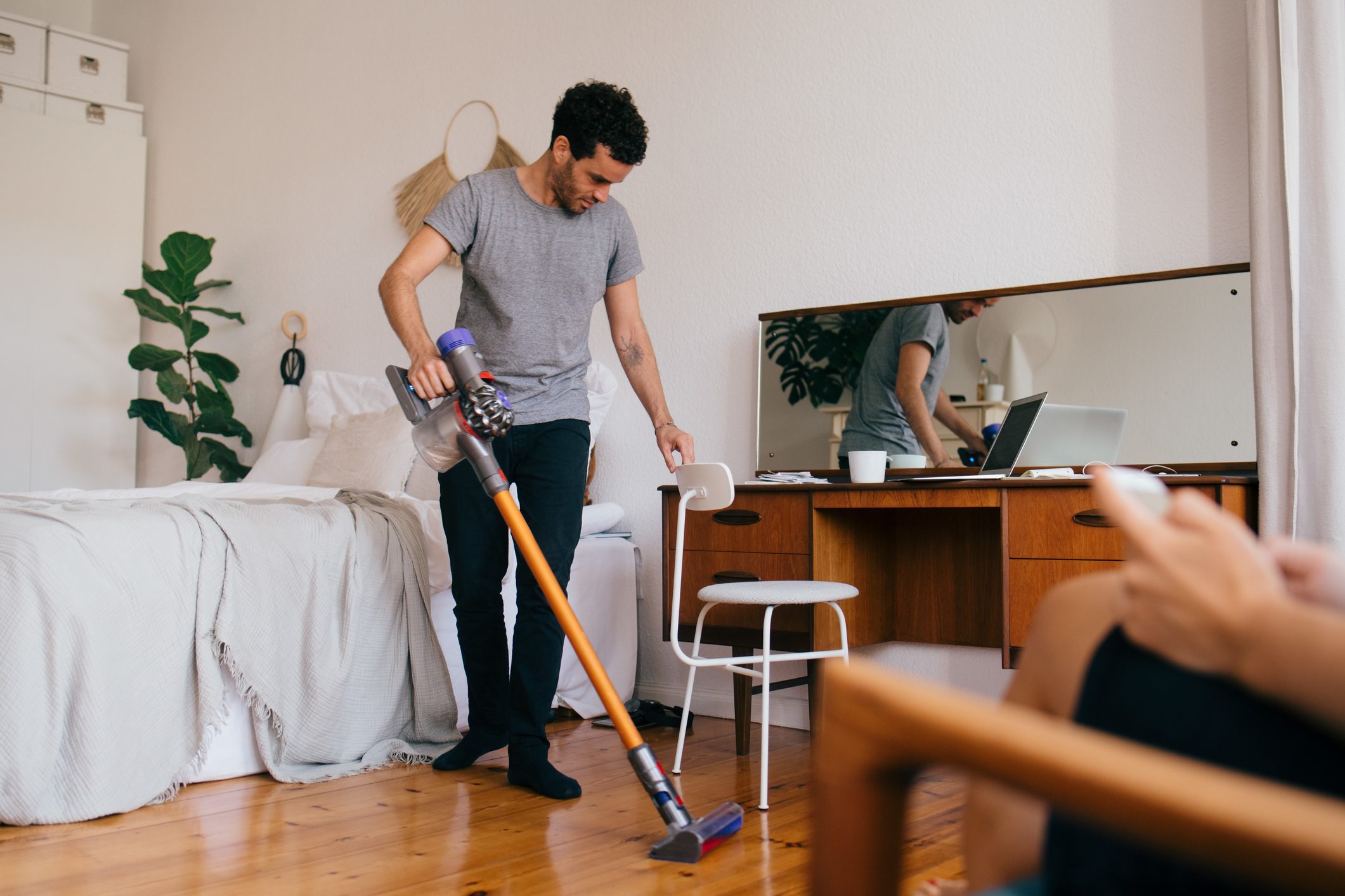 1 i clean the room. Папа убирается. Музыка для уборки. Жена убирается в спальне. Порядок для мужчины.