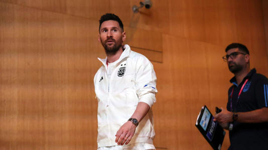 VÍDEO: Messi vai à conferência de imprensa e acaba... aplaudido