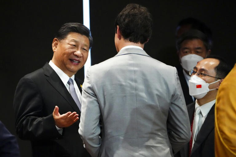2022年11月15日，中國領導人習近平與加拿大總理杜魯道在場邊對話。（美聯社）
