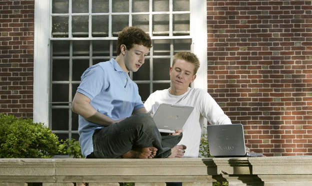 Diapositive 1 sur 25: La photo a été prise en mai 2004 et montre deux jeunes étudiants de Harvard : Mark Zuckerberg et Chris Hughes. Peu de temps auparavant, en février de la même année, ils avaient inventé Facebook, le premier grand réseau social de l'histoire.
