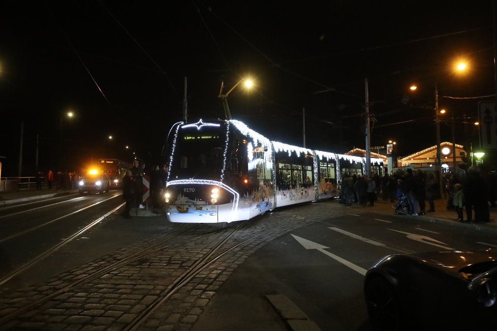 Vánoční flotila vyrazila do ulic Prahy! Vystrojené jsou tramvaje, autobusy i lanovka