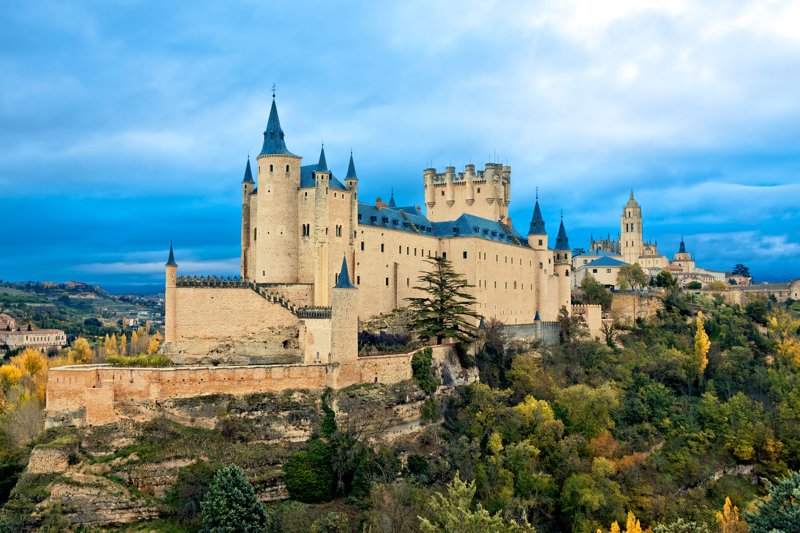 Best spain. Алькасар де Сеговия, Испания. Дворец Алькасар в Мадриде. Замок Сеговия Испания. Архитектура Алькасар де Сеговия, Испания.