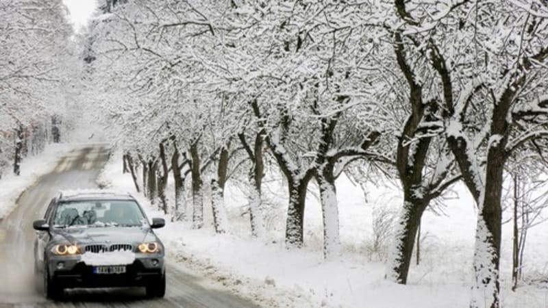 přívaly sněhu komplikují dopravu v česku. podívejte se, které silnice jsou neprůjezdné