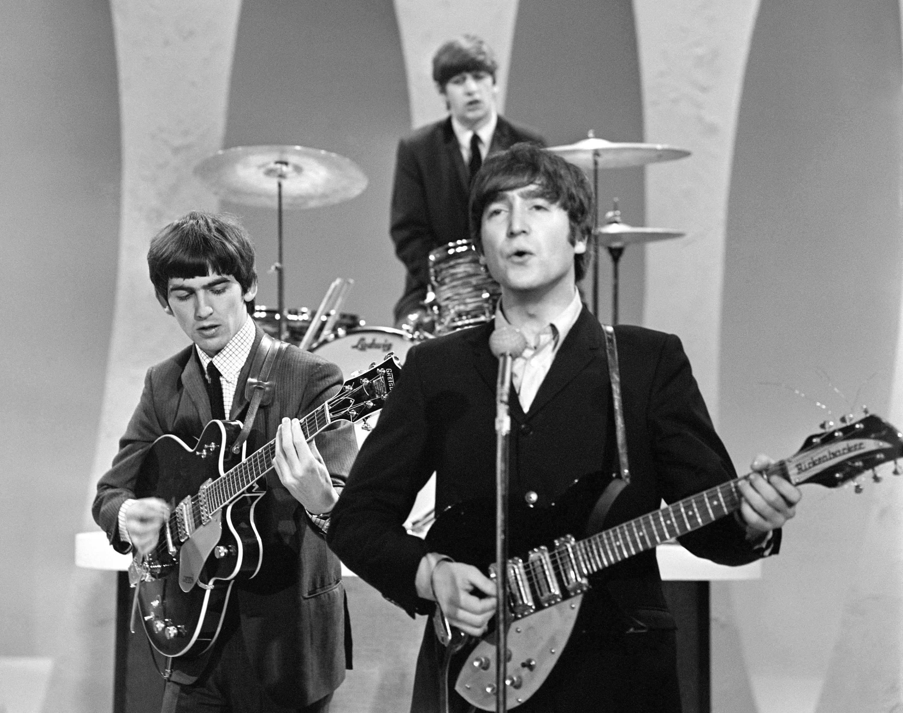 Композитор группы битлз. The Beatles 1964. Beatles ed Sullivan show 1964. Джон Леннон группа. The Beatles на шоу 1964.