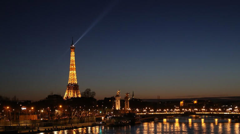 Pour rendre hommage aux soignants, la Tour Eiffel scintille deux fois plus longtemps à 20h depuis le 20 mars 2020