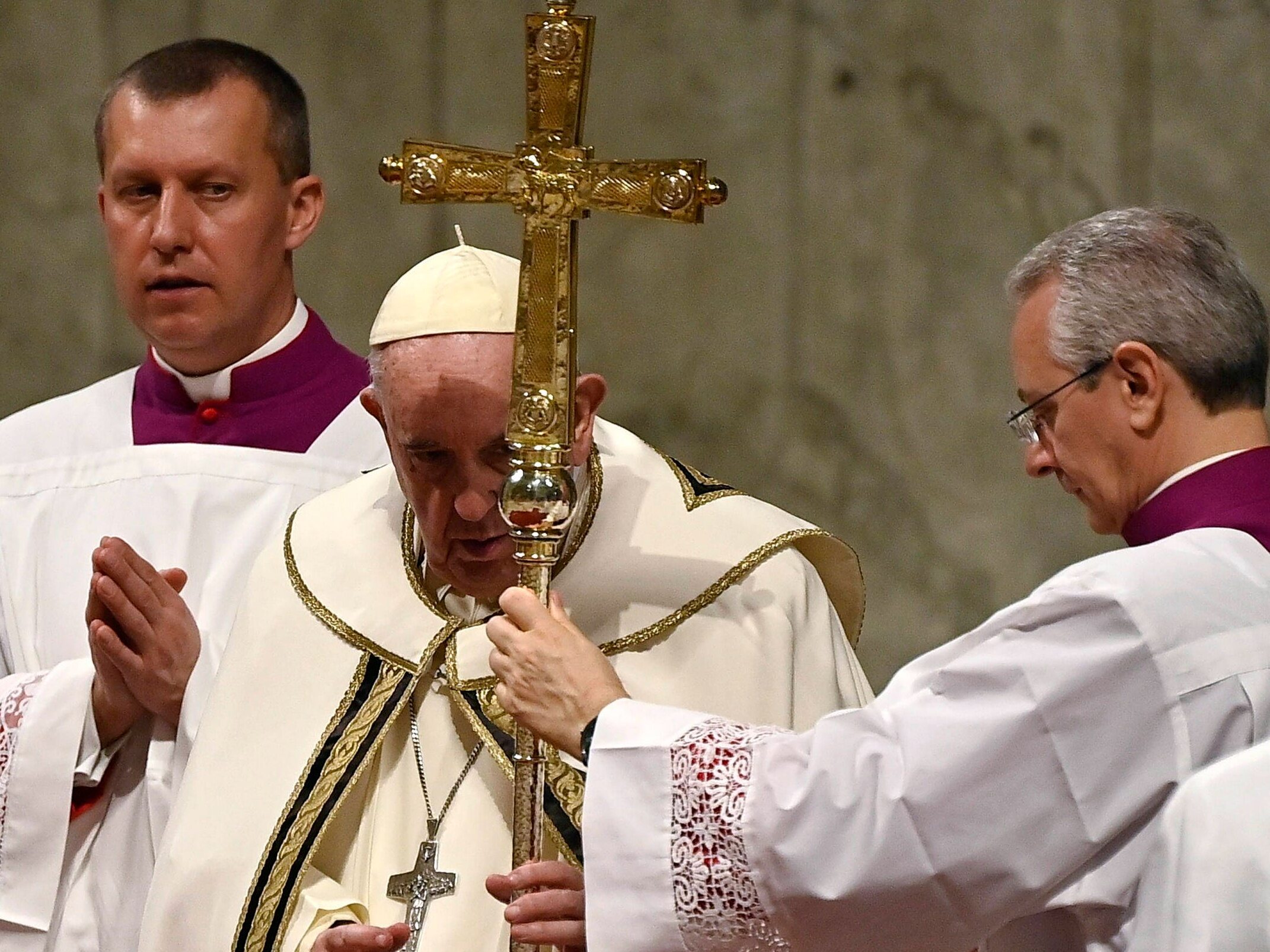 papież franciszek trafił do szpitala. wcześniej padły niepokojące słowa