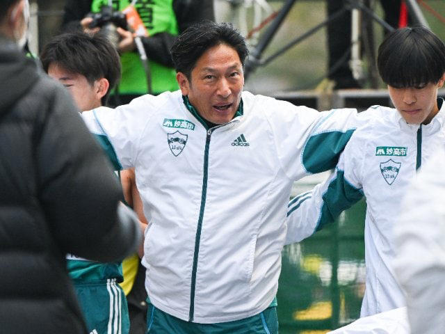 昨年の箱根駅伝、選手と肩を組んで最終ランナーのゴールを待つ原晋監督