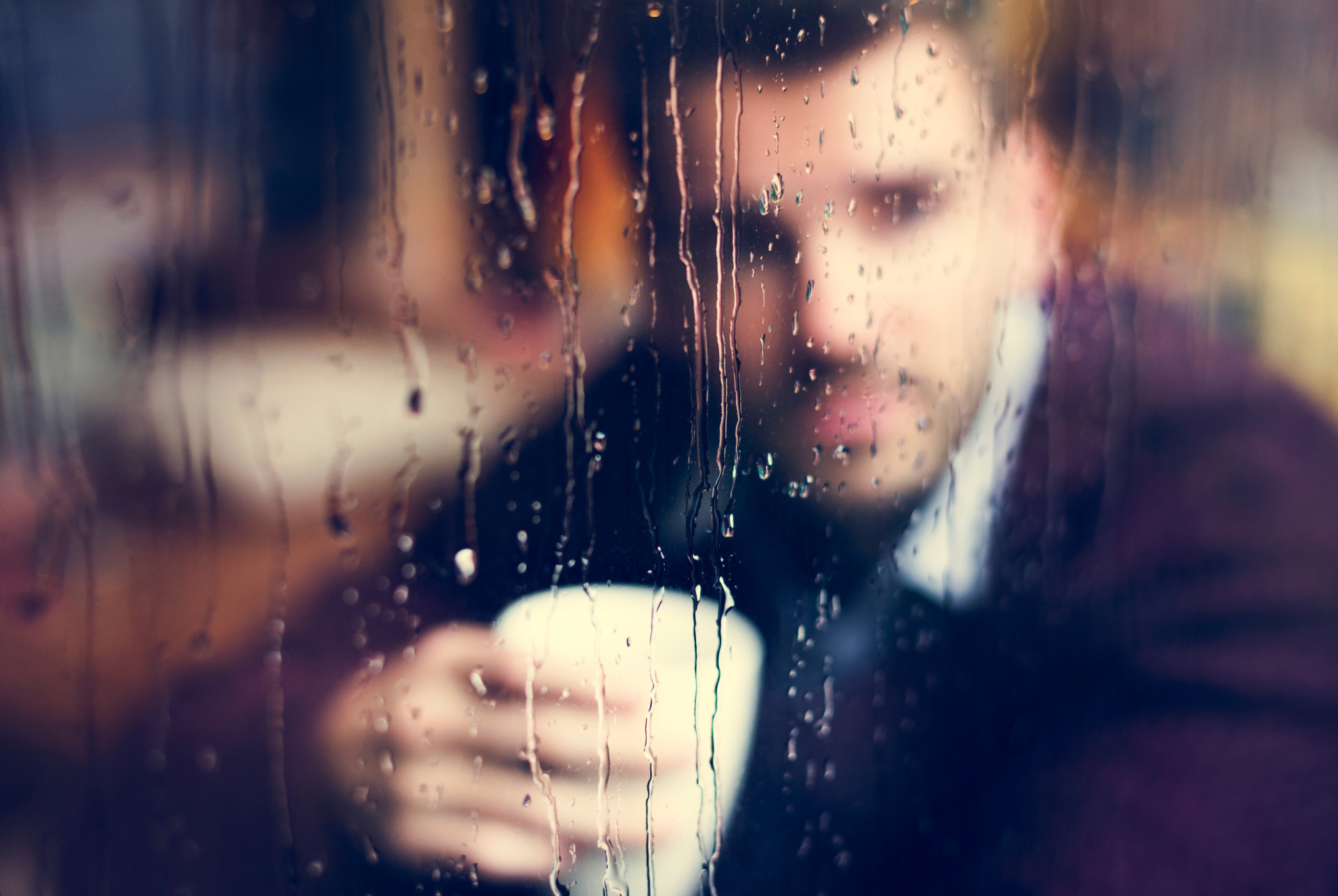 Sad win. Парень плачет под дождем. Мужчина плачет в душе. Man looking at Window Rainy. Молодой парень плачет от боли душа.