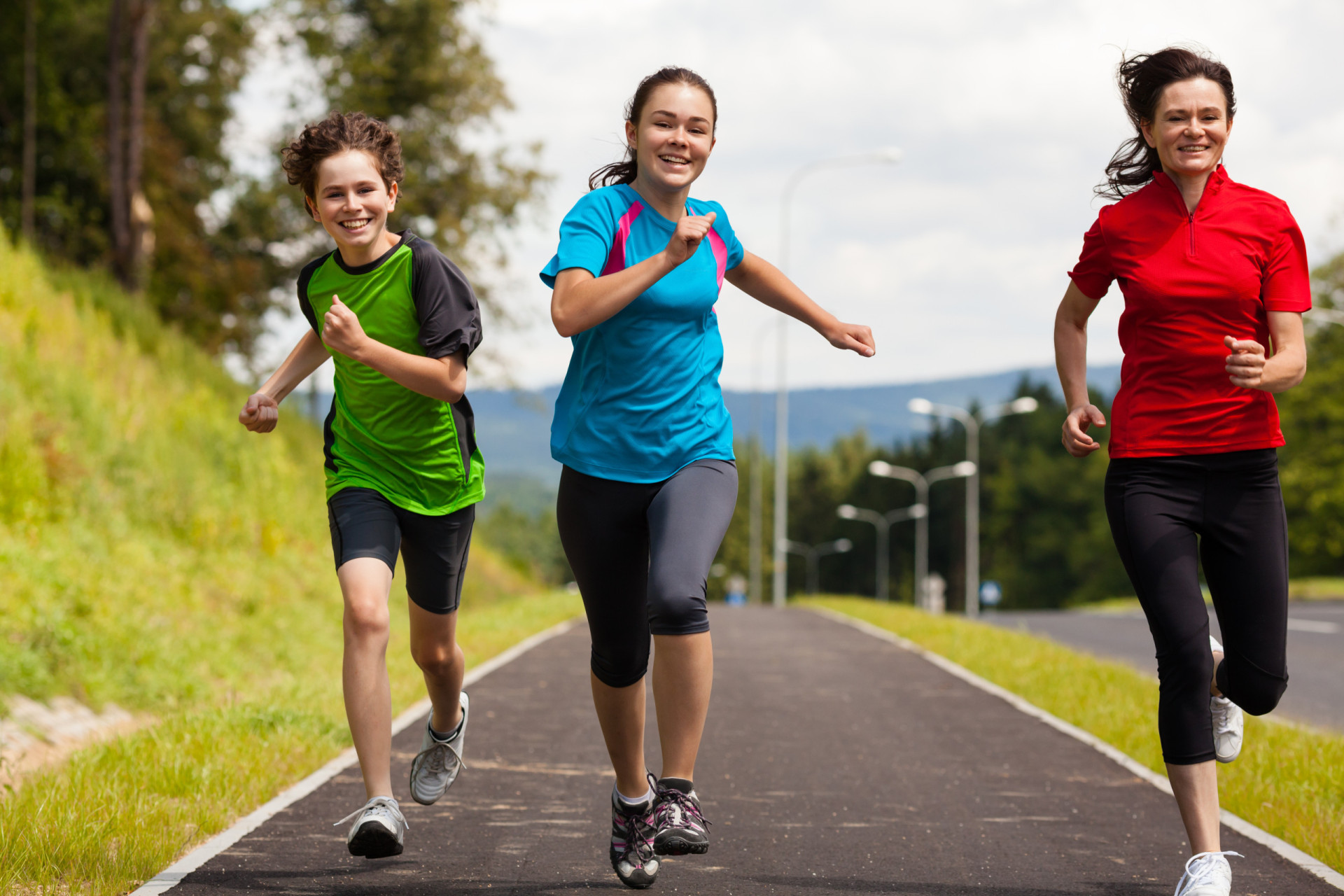 Делать забеги. Здоровый образ жизни. Здоровый образ ЖИЗНИЗНИ. Спортивные люди. Физическая активность детей.