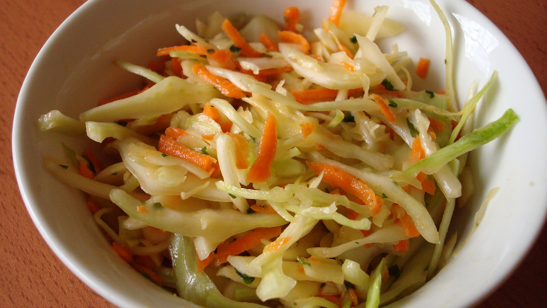 jak připravit zelný salát z čerstvého zelí? je skvělou přílohou k obědu i ke grilovaným pokrmům