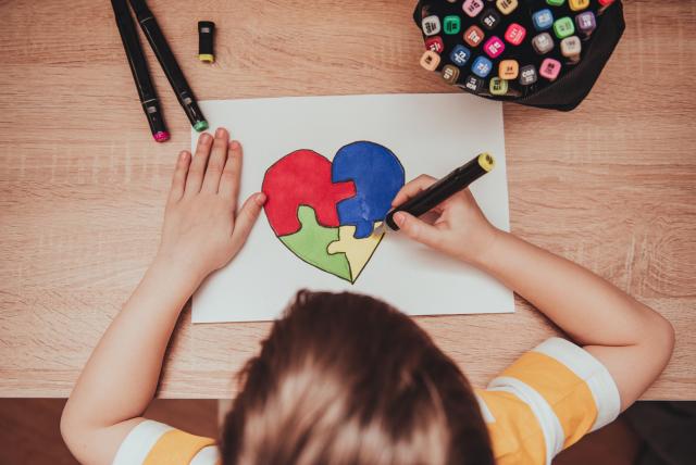 estudio descubre cómo los niños con autismo desarrollan competencias en atención social