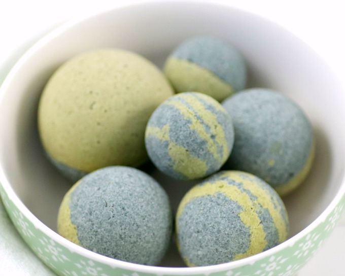 How to Make DIY Spirulina Matcha Bath Bombs