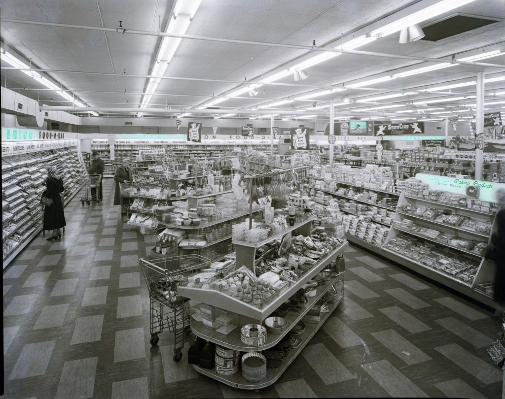 These Vintage Photos of Grocery Stores Through the Years Are a Total Blast From the Past