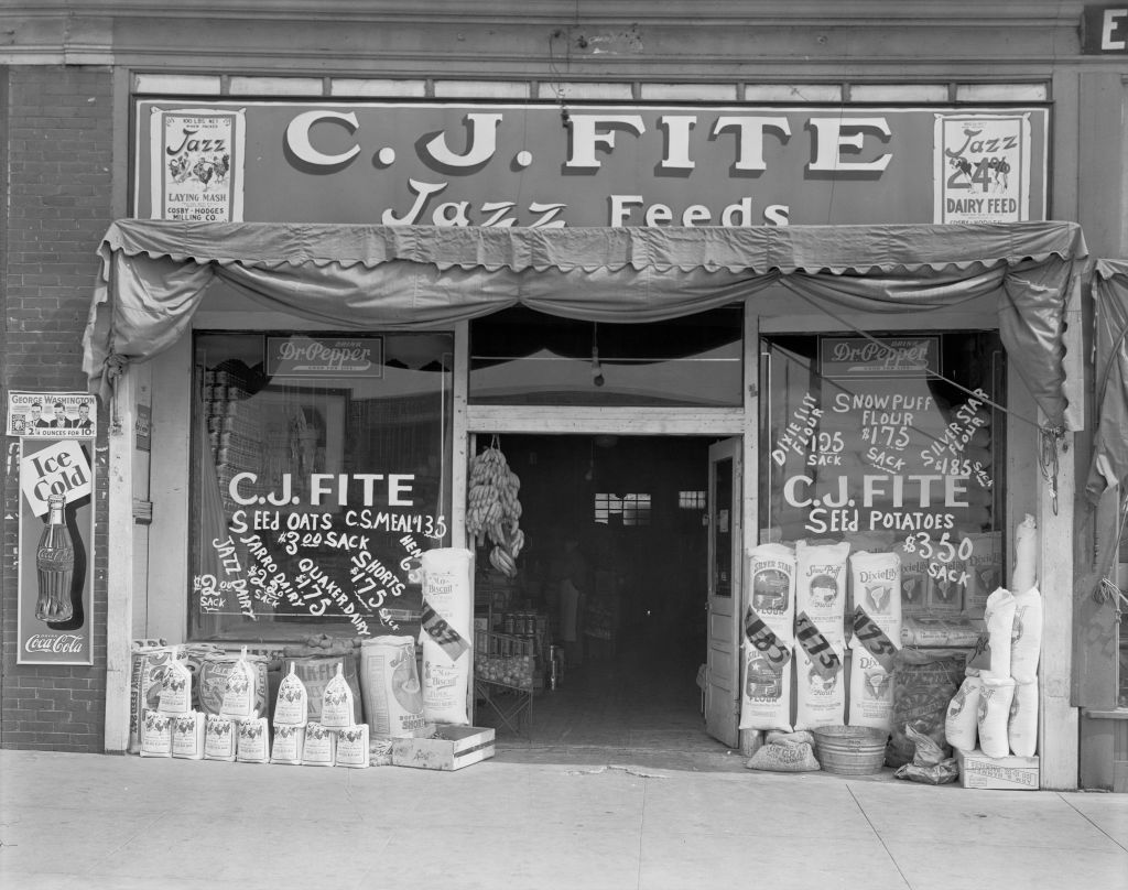 These Vintage Photos of Grocery Stores Through the Years Are a Total
