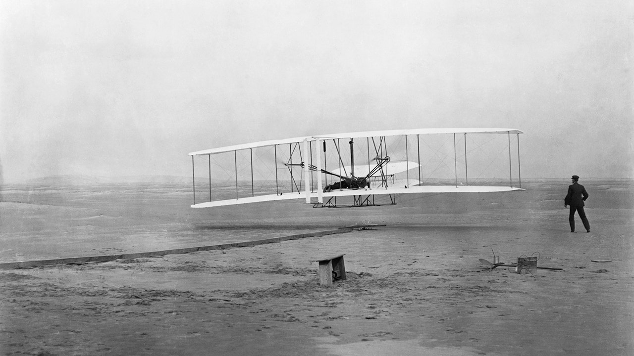 On This Day In History December 17 1903 Wright Brothers Make First Flight In Kitty Hawk 