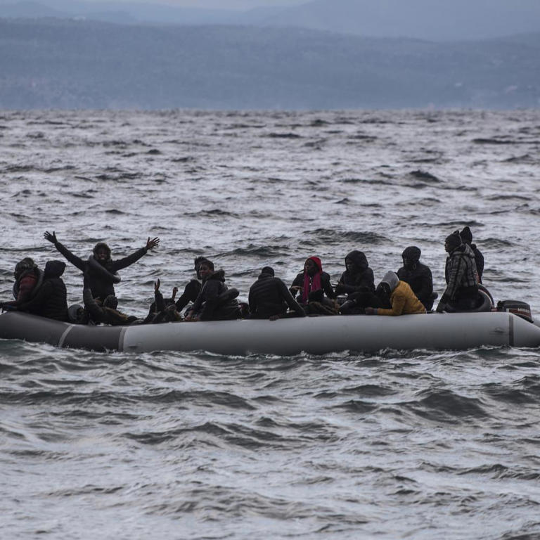Migranten aus Afrika kommen in einem Schlauchboot am Strand in Lesbos an.