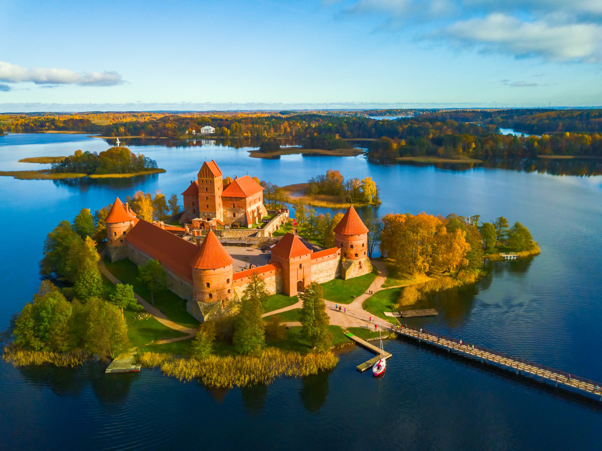 <p>À 28 km à l'ouest de Vilnius se trouve la charmante ville de Trakai, ville historique et station balnéaire connue principalement pour le château de l'île de Traki, c'est l'une des destinations les plus prisées de Lituanie.</p>