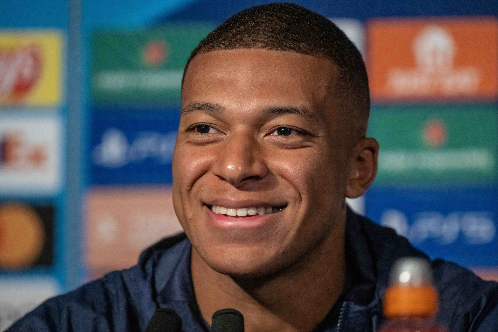 Килиан мбаппе роналду. Килиан Мбаппе. Mbappe 2022. Мбаппе футболист фото. Мбаппе золотой мяч.