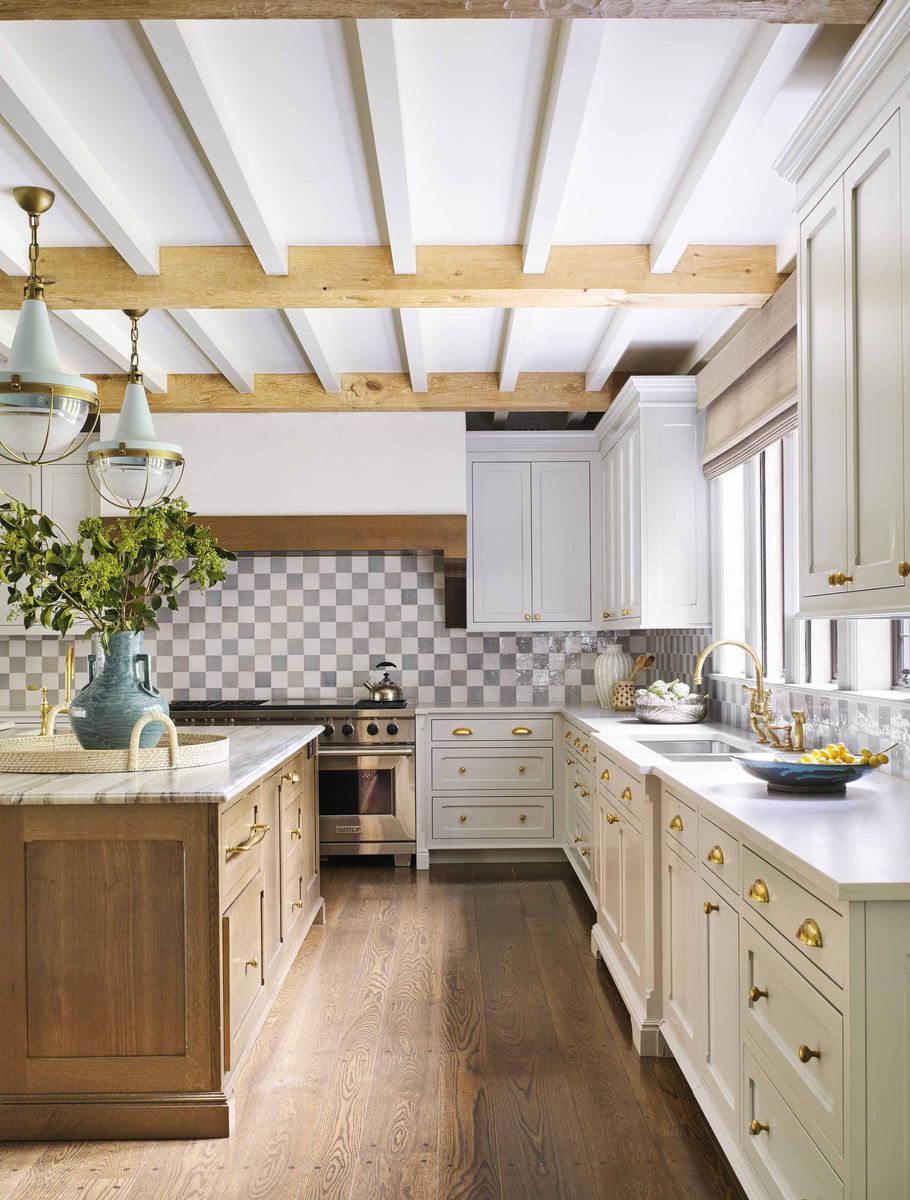 <p>This <a href="https://www.veranda.com/decorating-ideas/a35369881/carrier-and-company-bronxville-house-tour/">Bronxville, New York, kitchen designed by Carrier and Company</a> features two different cabinetry finished—stained and painted. The <a href="https://www.veranda.com/decorating-ideas/g35055952/kitchen-backsplash-ideas/">kitchen backsplash</a> is fashioned out of glazed terra-cotta tile (<a href="https://www.annsacks.com/">Ann Sacks</a>). </p>