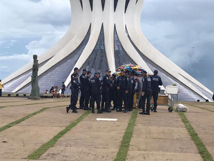 Policiais militares comprar água de coco enquanto manifestantes invadem Congresso, STF e Planalto Foto: Weslley Galzo