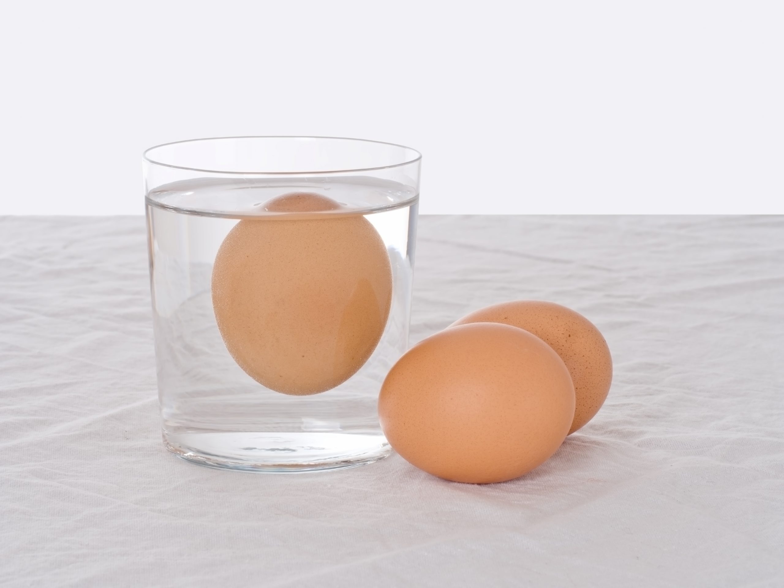 Почему вареное яйцо всплыло в воде. Свежее яйцо. Яйцо в воде. Яйцо всплывает. Свежесть куриных яиц.