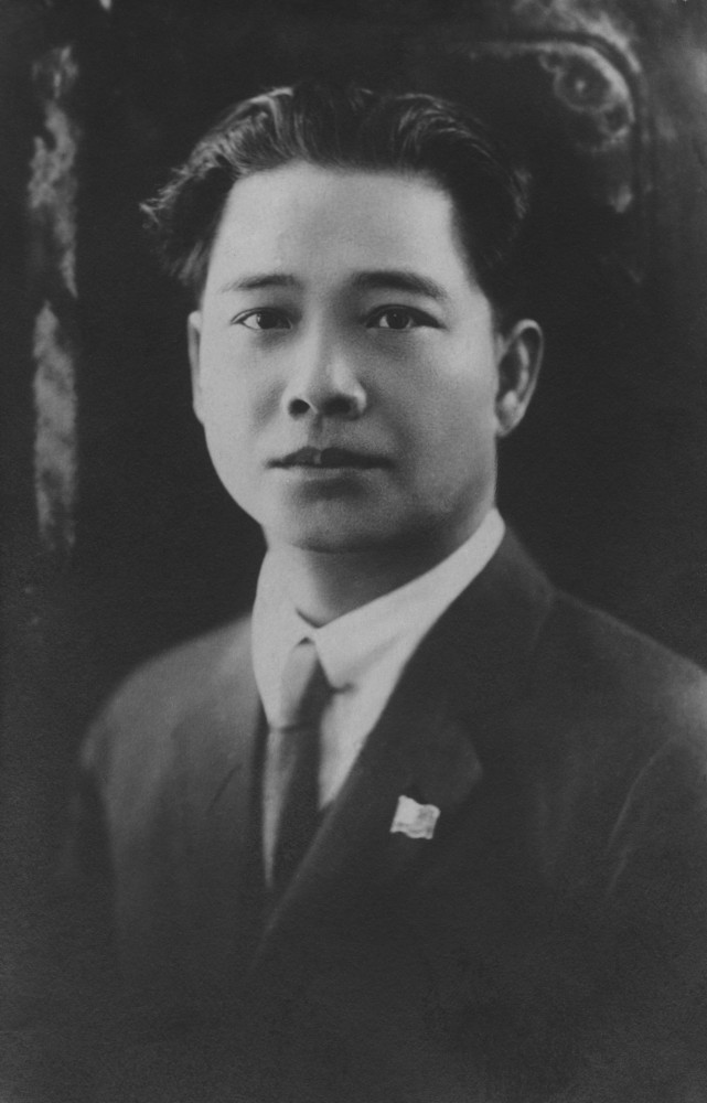 <p>El político chino Wang Jingwei empezó siendo un miembro del partido de izquierda anticomunista Kuomintang, pero acabó por pasarse al bando de la extrema derecha tras sus infructuosos esfuerzos políticos. Colaboró con los japoneses cuando estos invadieron China en 1937, convirtiéndose en el jefe de Estado de su gobierno títere. Jingwei ocupó el cargo hasta su muerte, en 1944.</p>