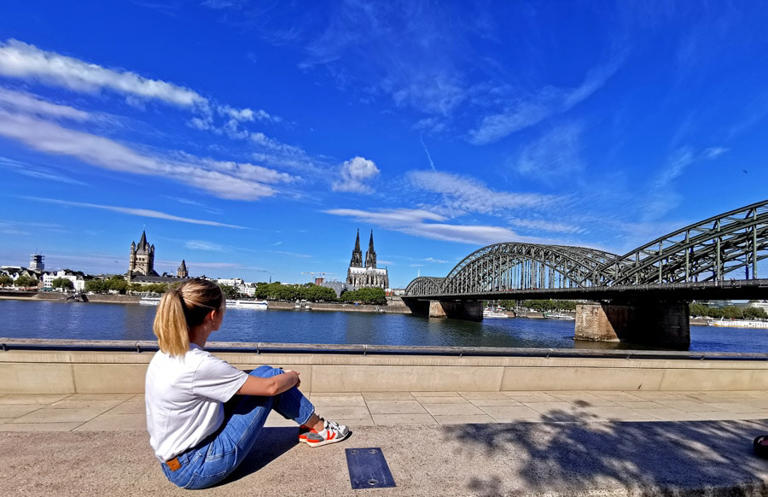 Rheinpromenade Köln, Blick auf Dom und Hohenzollernbrücke