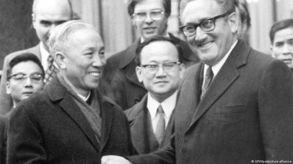 Unterhändler Kissinger und Le Duc Tho (1972 in Paris): Friedensnobelpreis für später gescheiterte Verhandlungen