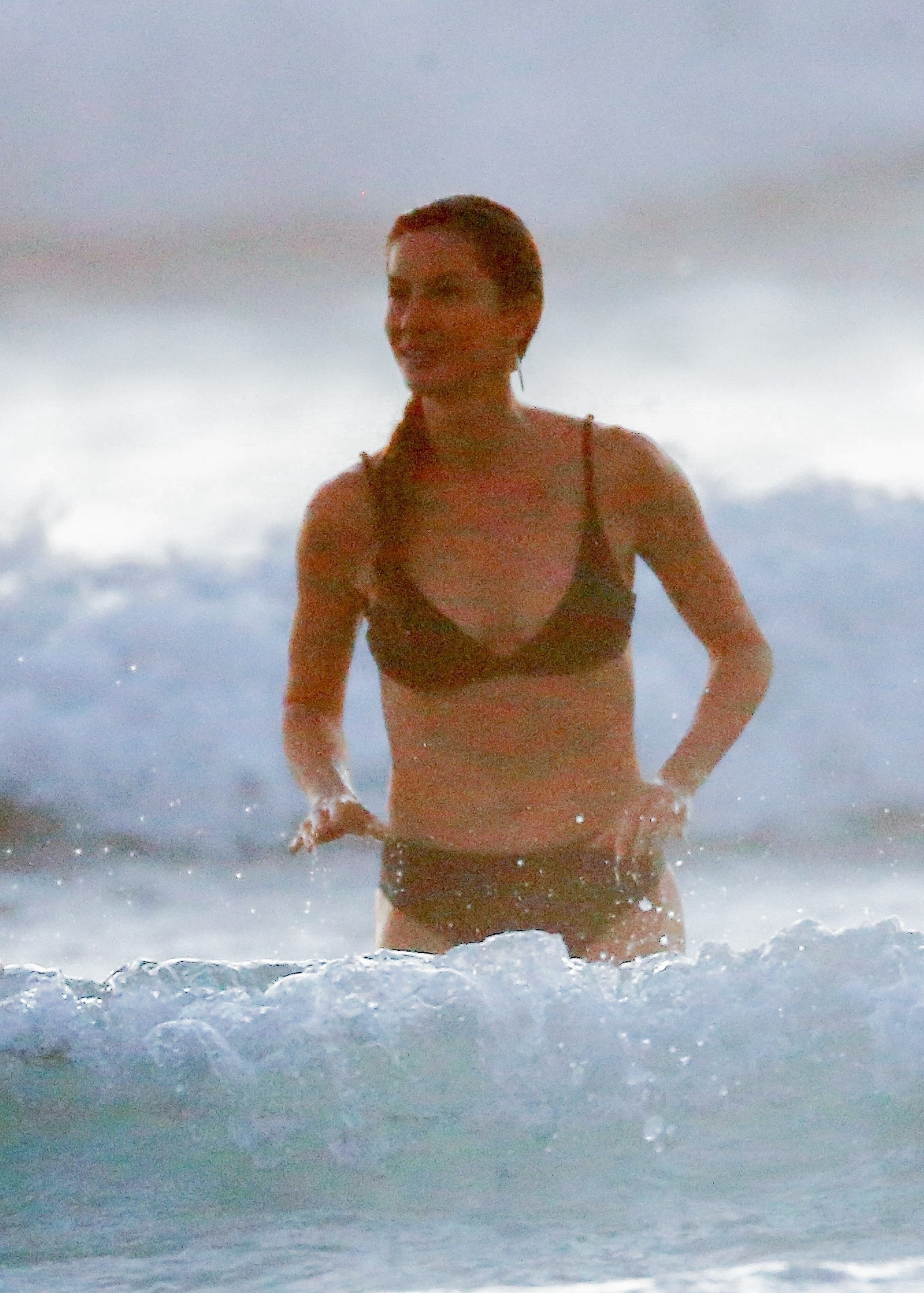 <p><a href="https://www.wonderwall.com/celebrity/profiles/overview/gisele-bundchen-286.article">Gisele Bundchen</a> looked carefree while taking a dip in Costa Rica on Jan. 11. </p>