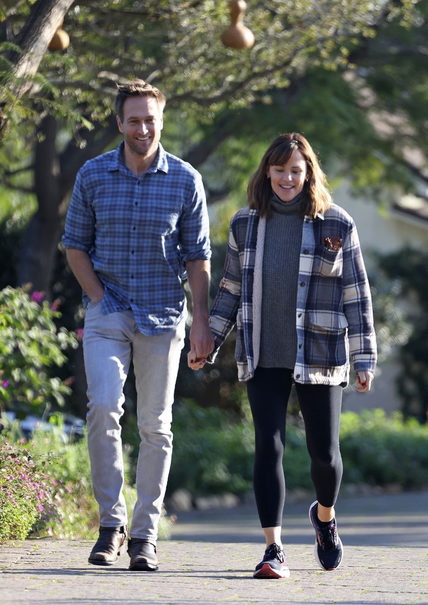 Jennifer Garner Attends Premiere To Her New Show With Longtime Partner   AA16UGBk.img