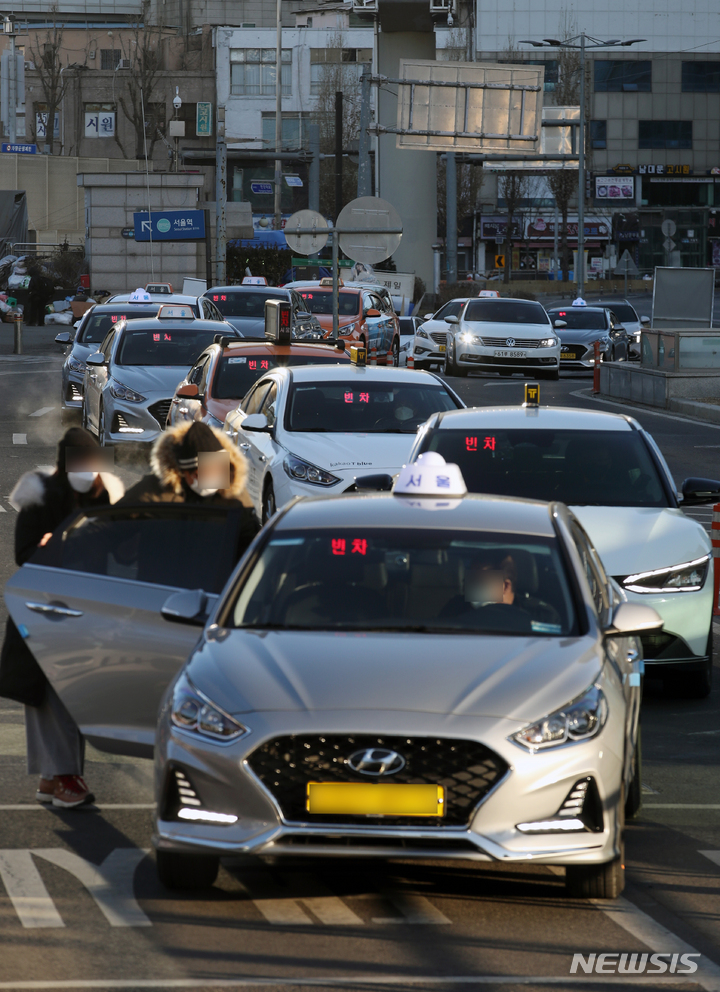 택시 '잡는' 서울시민, 60대도 절반 밑…20·30대 10%도 안 돼