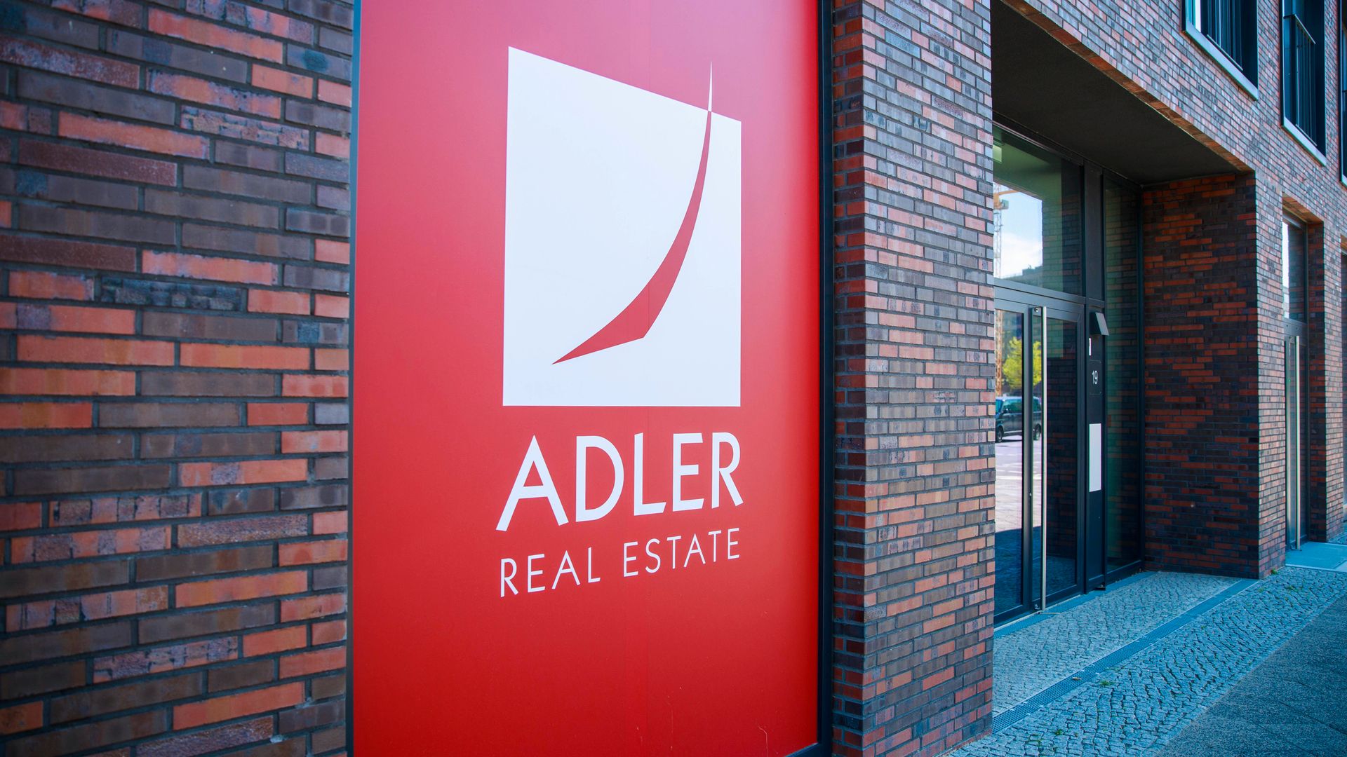 adler group: immobilienfirma schreibt weiter verlust