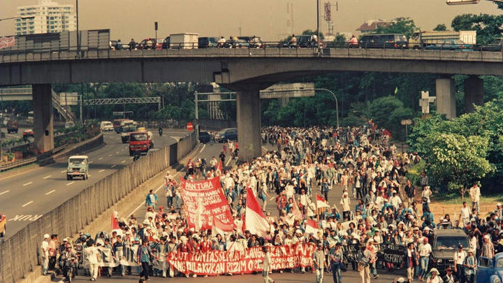 Mahasiswa berunjuk rasa di depan Gedung DPR RI pada Tahun 1998. Foto: Dok. Muhammad Firman Hidayatullah