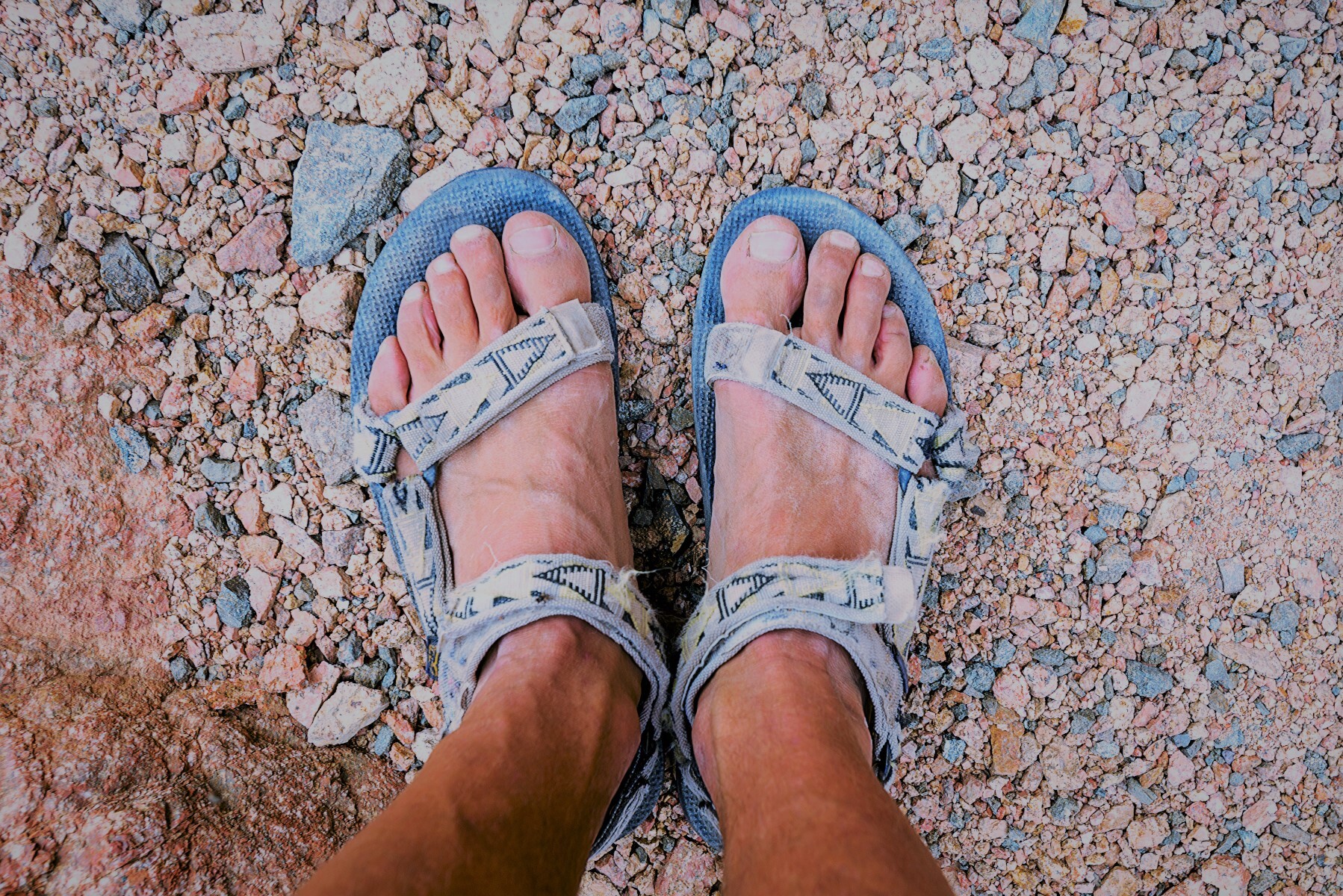 Wide feet. Песок в сандалях с людьми. Картинка чел в сандалях. Четыре человека в сандалах. Barefoot Hiking Desert.