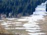Wochenlanges Tauwetter hat den Schnee an den Hängen des Fichtelbergs im Erzgebirge dahinschmelzen lassen