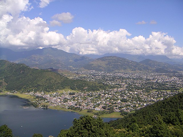 O avião seguia para Pokhara, no oeste do Nepal, a 200 quilômetros de Katmandu. Com 350 mil habitantes, é a terceira cidade mais populosa do país.