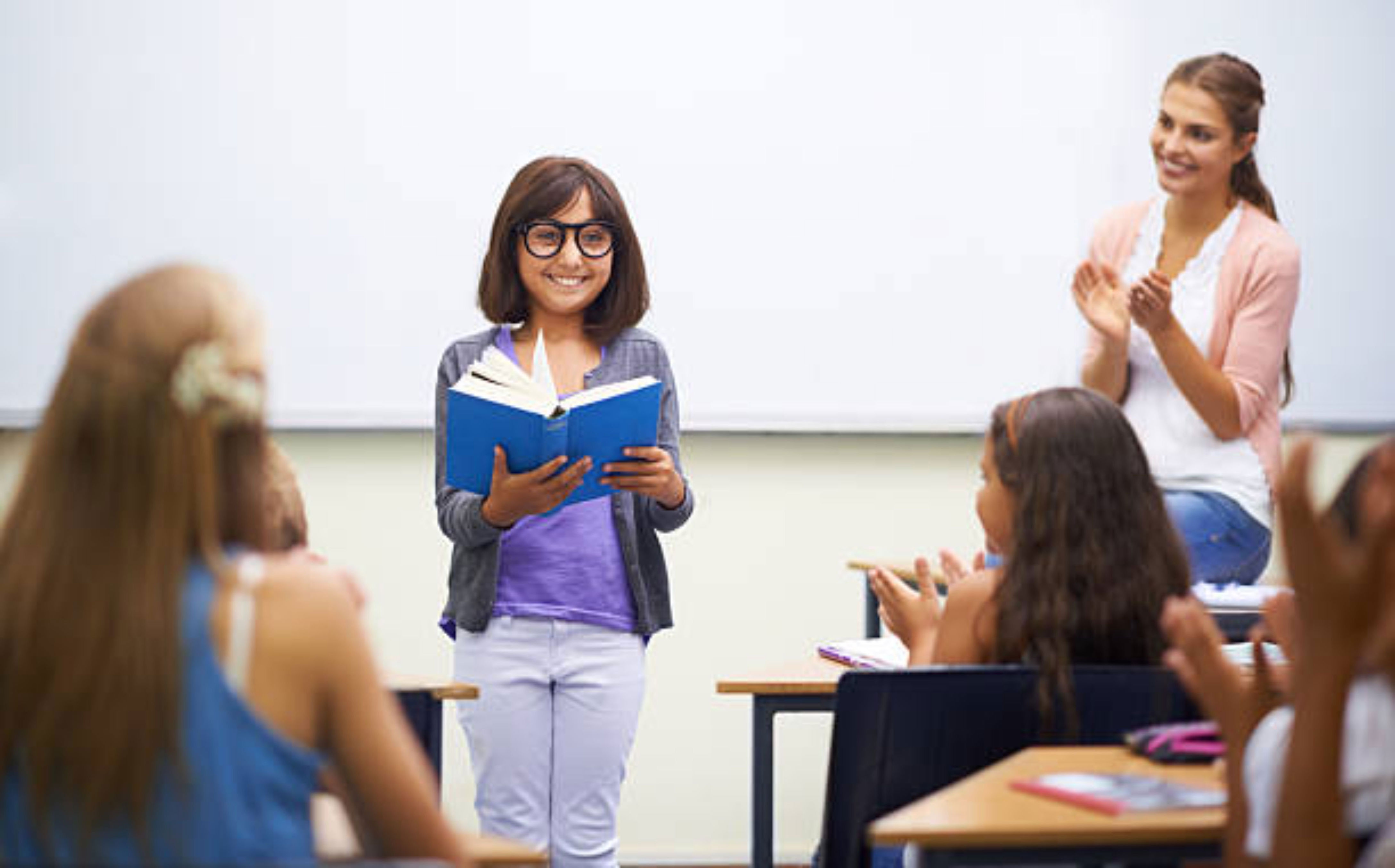 Public class. Групповая работа студентов. Внушение учитель. Public speaking школа английского. Students speaking.