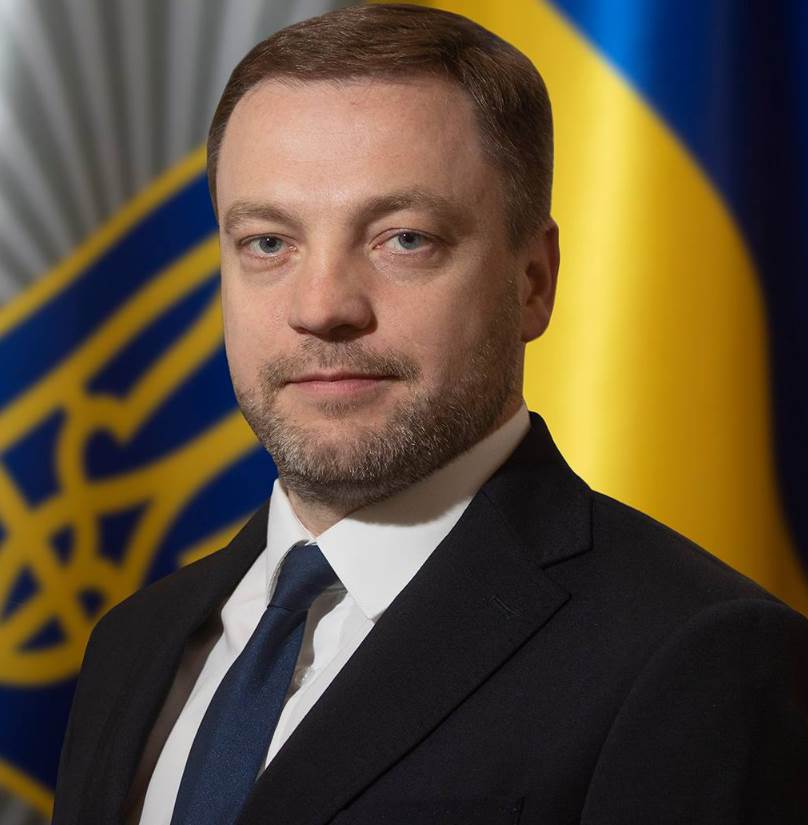 Abogado y político ucraniano. Era ministro del interior de Ucrania desde 2021. Falleció en un accidente de helicóptero en el que también murieron otras 17 personas. Tenía 42 años.