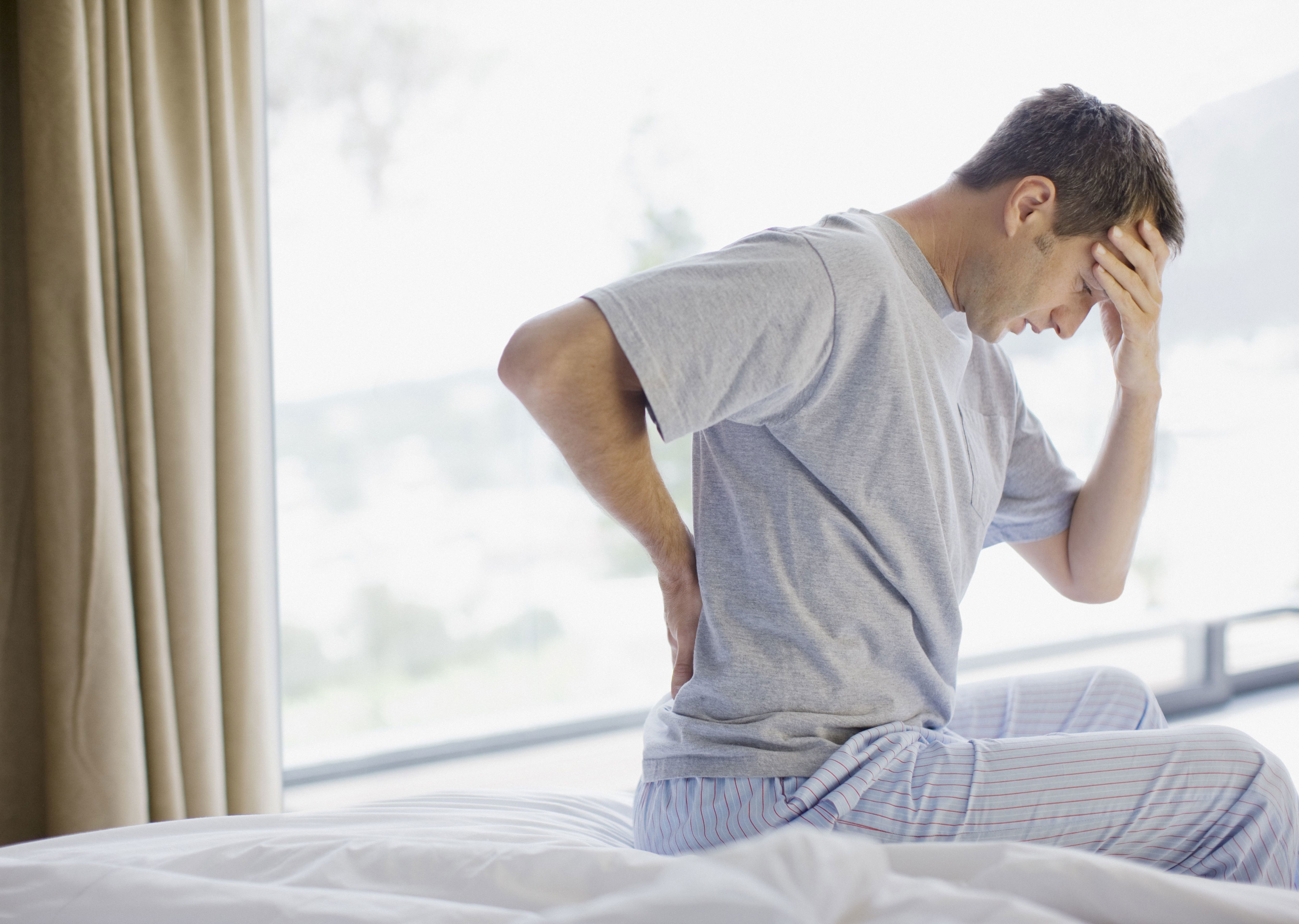 ¿cuál es la mejor posición para dormir con dolor de espalda?