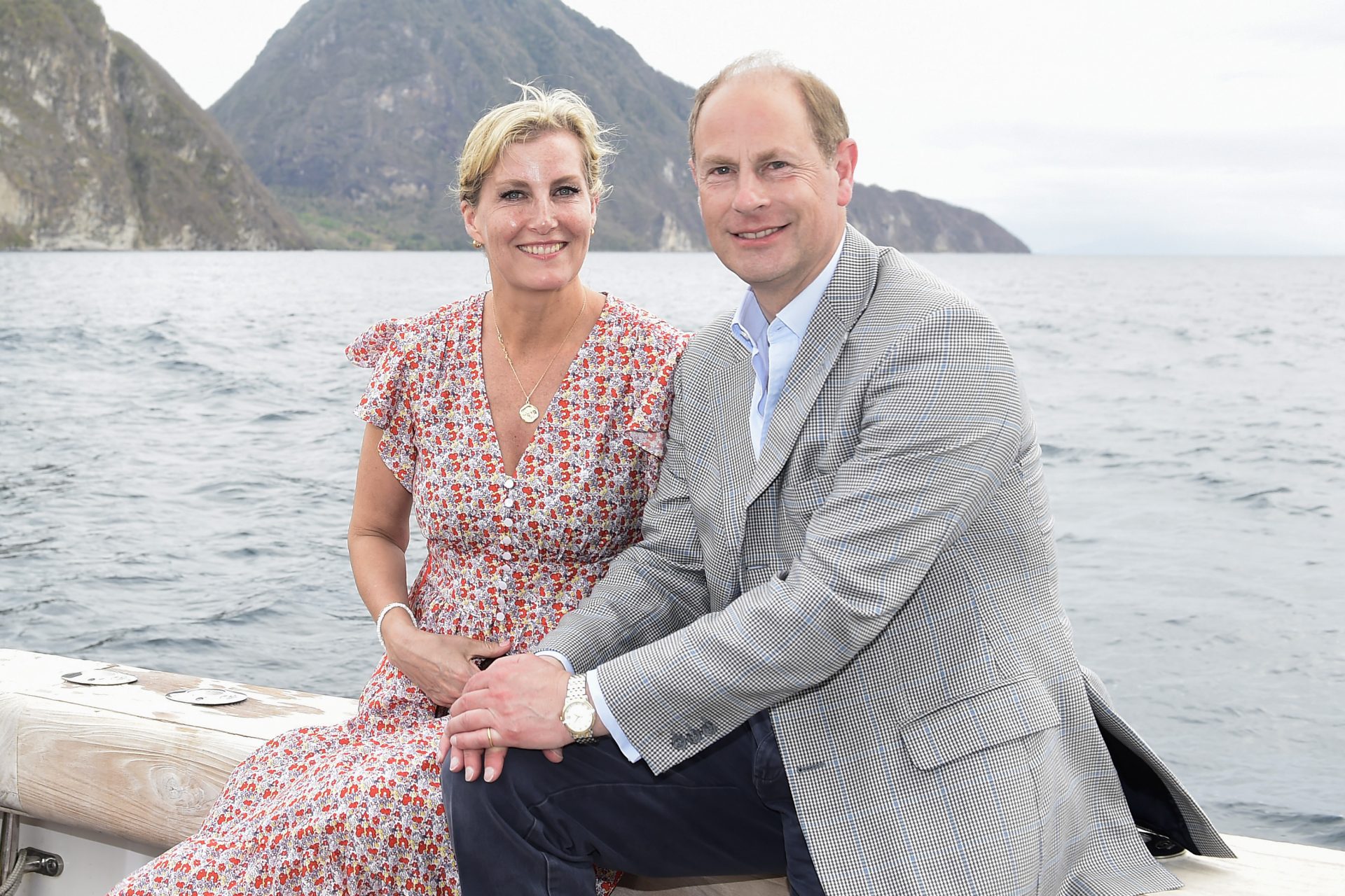 <p>Sophie e Edward participaram do Tour Real do Jubileu de Platina da Rainha Elizabeth II, em 2022. Na foto, posa ao lado do marido, Edward, durante um passeio turístico de barco, em Santa Lucia, no Caribe.</p>
