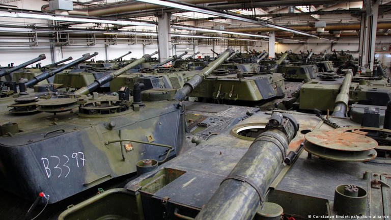 Kampfpanzer vom Typ Leopard 1 aus dänischen Beständen in einer Flensburger Produktionshalle