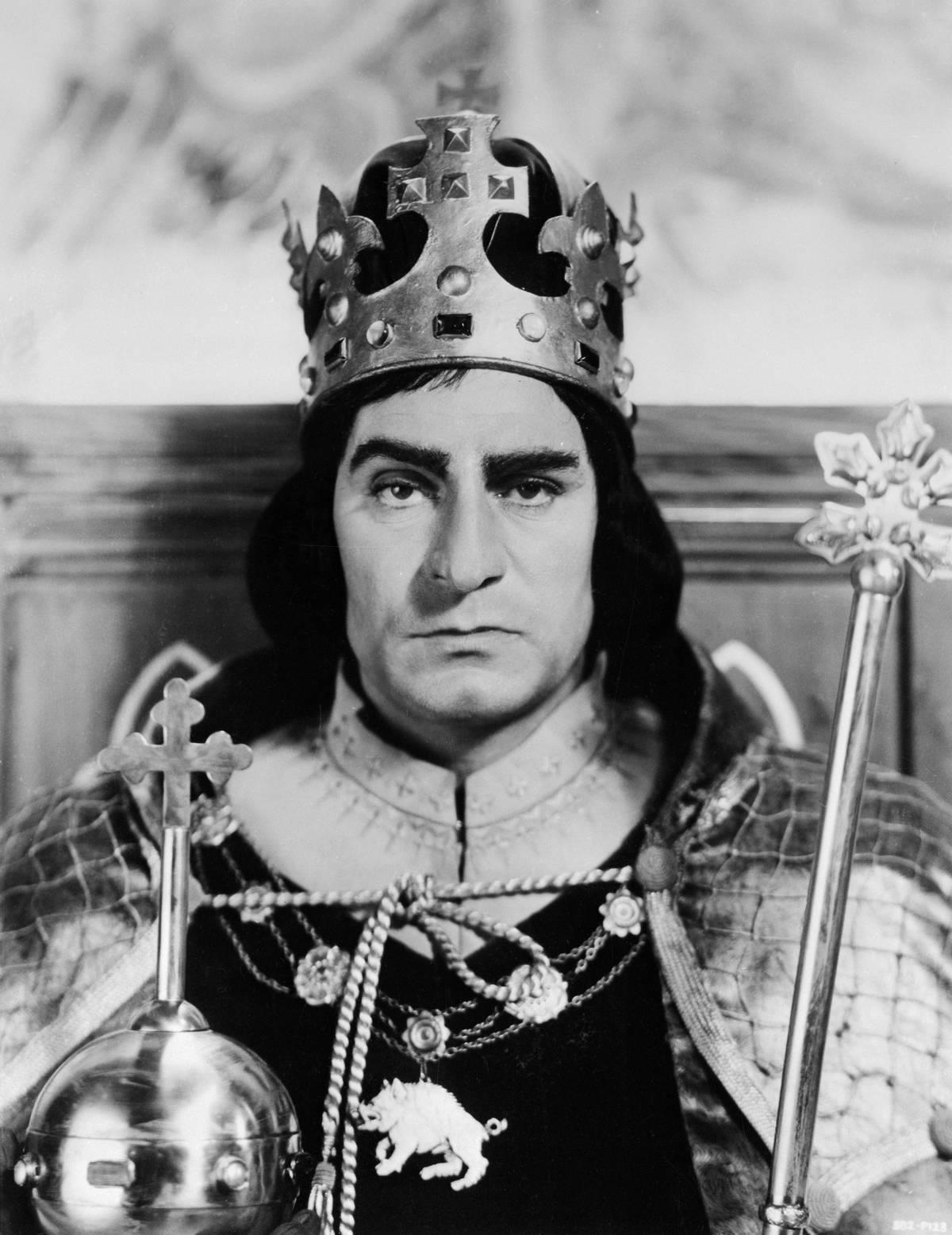 <p><i>Richard III</i> is a 1955 screen adaptation based on the Shakespeare play of the same name. The film incorporates most of its dialogue directly from the play into the script, written, directed, and starring Laurence Olivier. </p> <p>A convincing replication of battles like the Battle of Bosworth Field and Olivier suffering an arrow wound during filming adds to the movie's medieval setting. </p>
