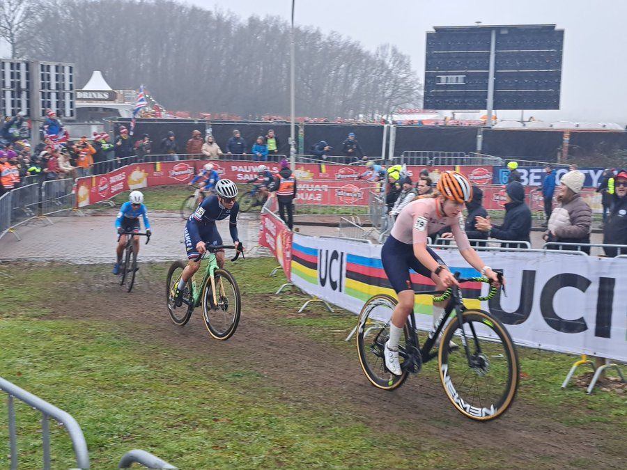 LIVE WK veldrijden 2023 Topfavoriete Molengraaf hard onderuit, maar