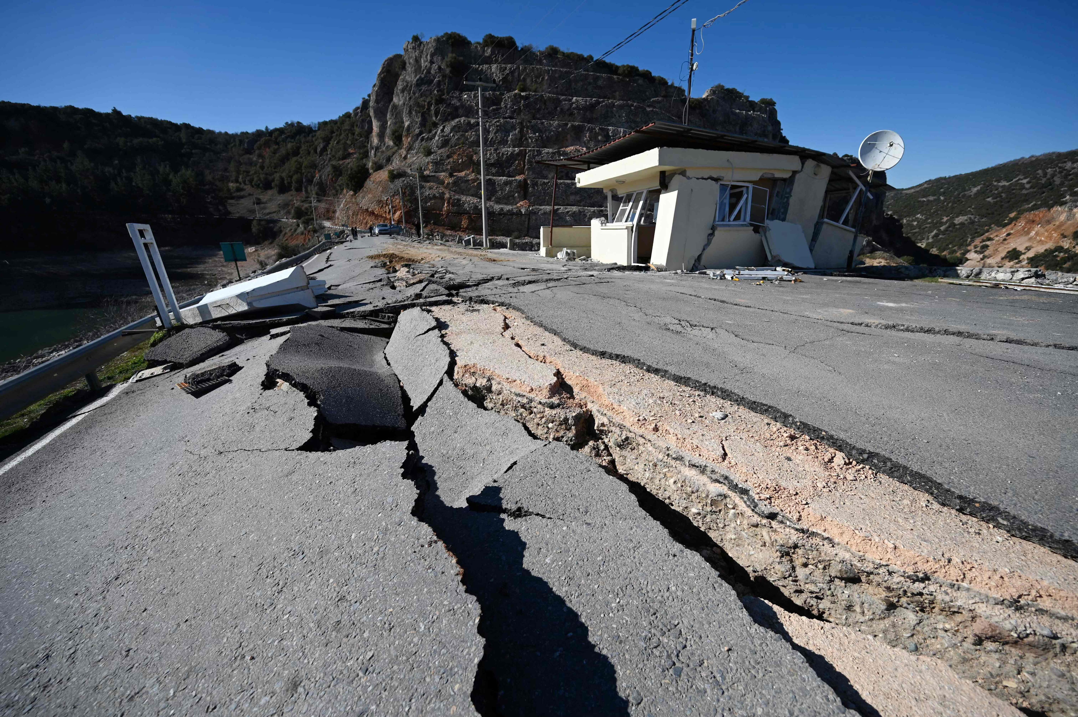 Будет ли землетрясение. Землетрясение. Землетрясение в Турции дорога.