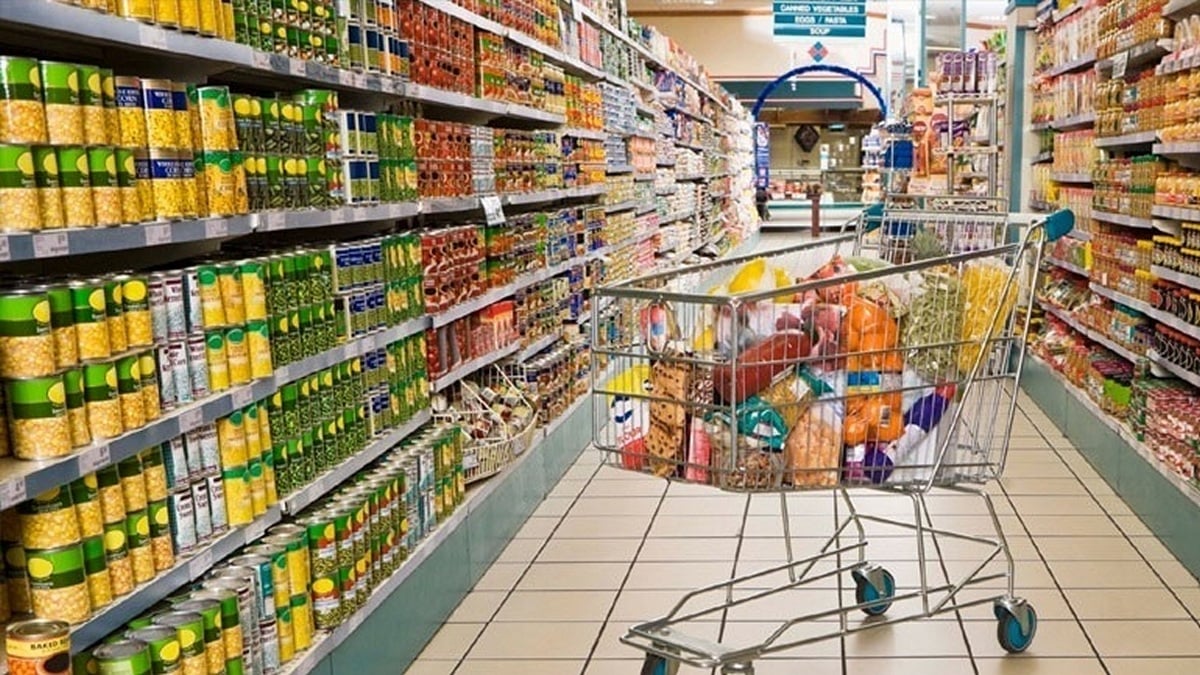 επιχείρηση «καθαρές τιμές» στα ράφια των σούπερ μάρκετ – έρχεται ρύθμιση για φθηνότερα προϊόντα σε μόνιμη βάση